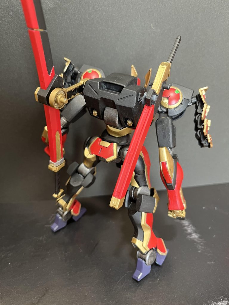 製作過程で、ハインドリーの腕が短すぎる問題に直面。思い切って、道端に転がっていたEGストライクの脚を腕にしてみました！これは工夫したと言えるんじゃないでしょうか（鼻息）スラスターは製作過程で無くしたのでワンポイントで隠しました。