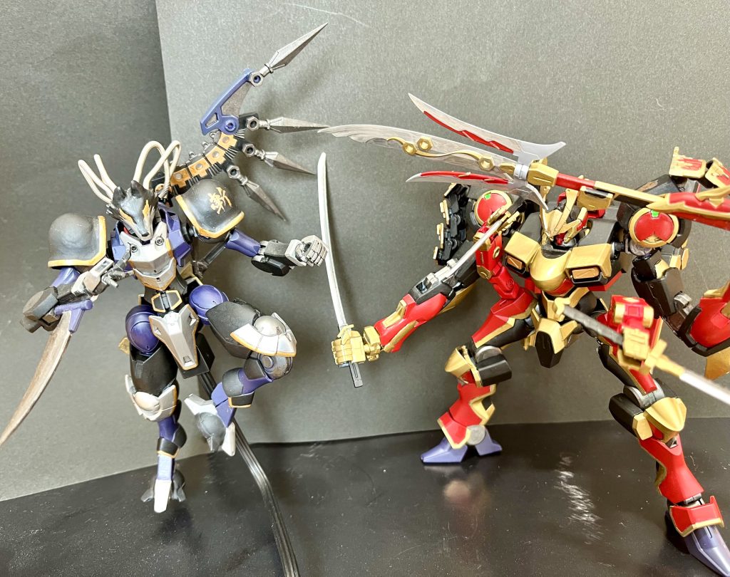 はい、先に完成したハインドリー忍者と。気付けば赤青トーンでなんか兄弟機感あり！コンセプトありきで機体作るの楽しいですね！