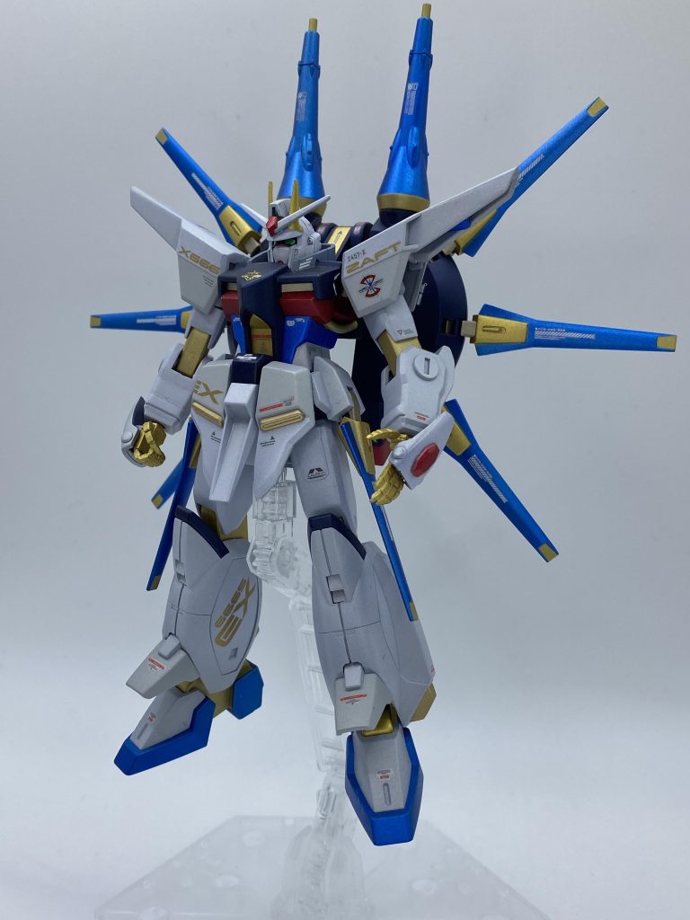 本体はプリズムブラック。ホワイトはダイヤモンドパール。ブルーはメタルブルーからのクリアブルー仕上げです。