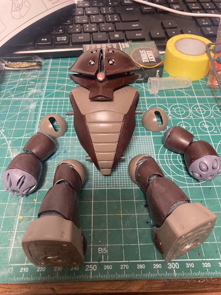 モノアイは元のクリアパーツをヤスって薄くした箇所に、M.S.Gの丸モールドとHアイズを組み合わせて作った物を接着しています😋頭部パーツの中心部にあたる物のみ黒サフで塗装しています🎨