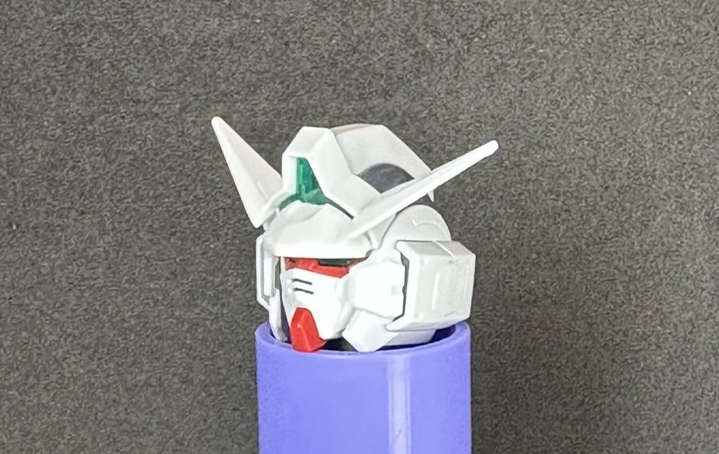 頭部周り。目元にプラ板仕込み目つき鋭く。この後にアンテナシャープ化してます。プラ板仕込むとカメラアイの見えやすさがトレードオフになりますねー。何か良い手はないかな?今後の課題です。