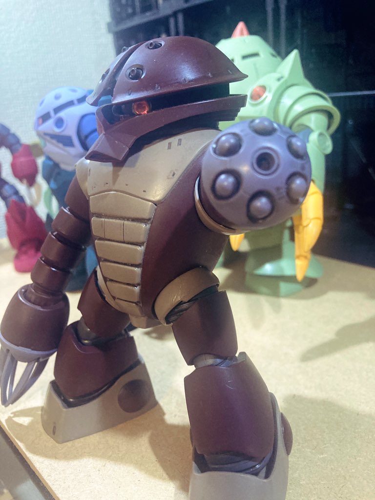 顔のクリアパーツは装甲の組み付けに必要な箇所以外を切り飛ばしました✌️他の機体と並べた時に浮いて見える気がしたので。。