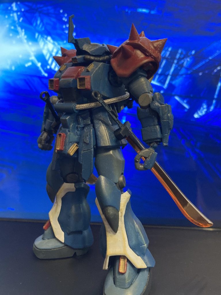 腕部、脚部はグフカスタムまんまです。腕アーマーはザク2の物をポリパテ複製です。サーベルはネオジム磁石でグフのを使用です。