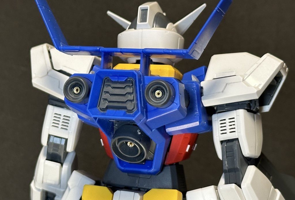 スラスターとドッズライフル銃口のメタルパーツはストライクの時にも使ったICピン。そこにボタンのハトメパーツを後から加えました。この辺のパーツにはこれからもお世話になりそうですねー!