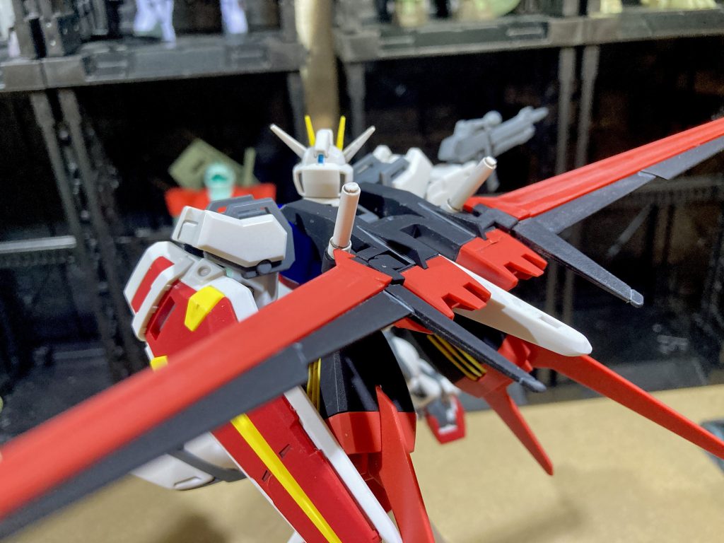 黒いパーツは柔らかいプラ素材だったためか、ヤスリがすぐに目詰まりを起こして少し苦労しました。。