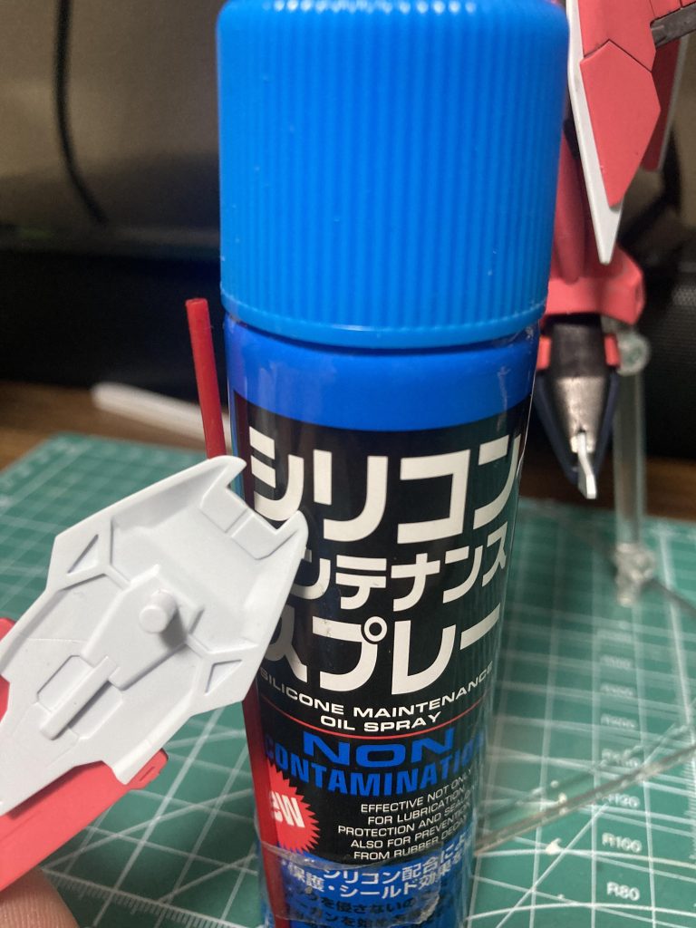プラ素材同士の差し込み箇所にはこれを仕込みました。滑りが良くなるので緩くなった感もありますが、ひと噴きで軸と軸穴を長生きさせてくれる良いやつです。