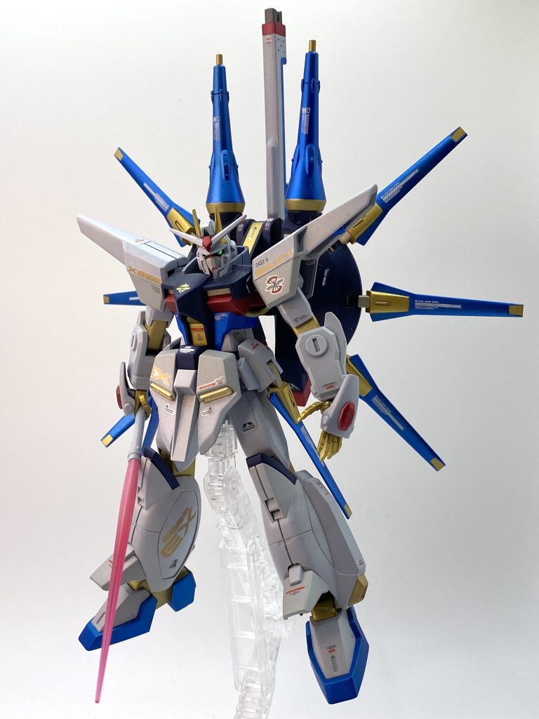 色変えだけでヒーロー感が大幅にアップ。もとがマッシブでとてもバランスのとれたキットなので、最近のものと比較しても見劣りしません。