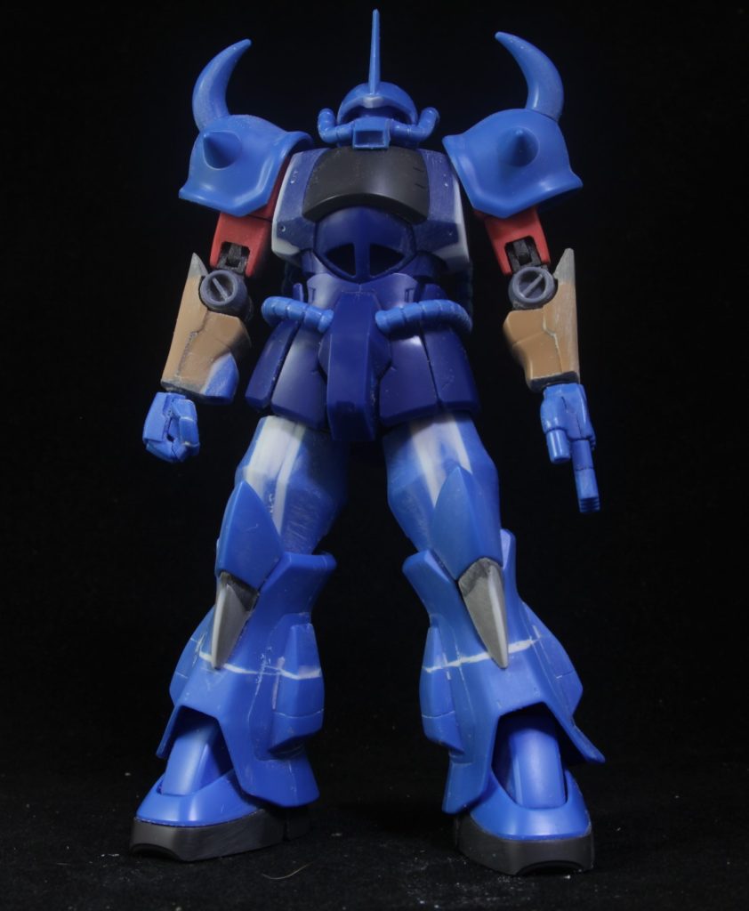 額にパテを盛って目つきを悪く胸部は０．５ｍｍプラバンで幅増し上腕はリバイブザクのものを流用、前腕はドムトローペンのものを改修、モデグラに感化され左右で長さを変えて使っています太ももは左右で１．５ｍｍ計３ｍｍ幅増し上部で高さも１．５ｍｍ増しました腰は外観はいじっていませんが股関節を３０MMのものに交換膝アーマーの黒いパーツを延長