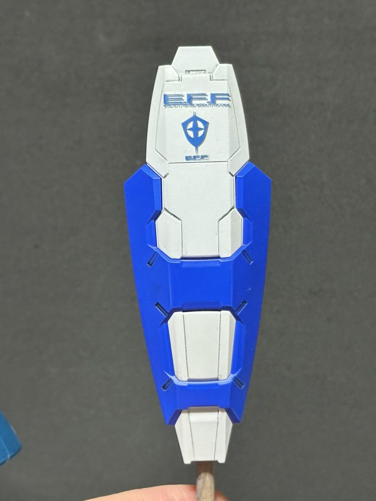 シールド。デミフォーミュラの時に覚えた、デカール重ね貼りを採用。色違いのデカールがあるからこそできる手法。AGEのデカールありがたや…