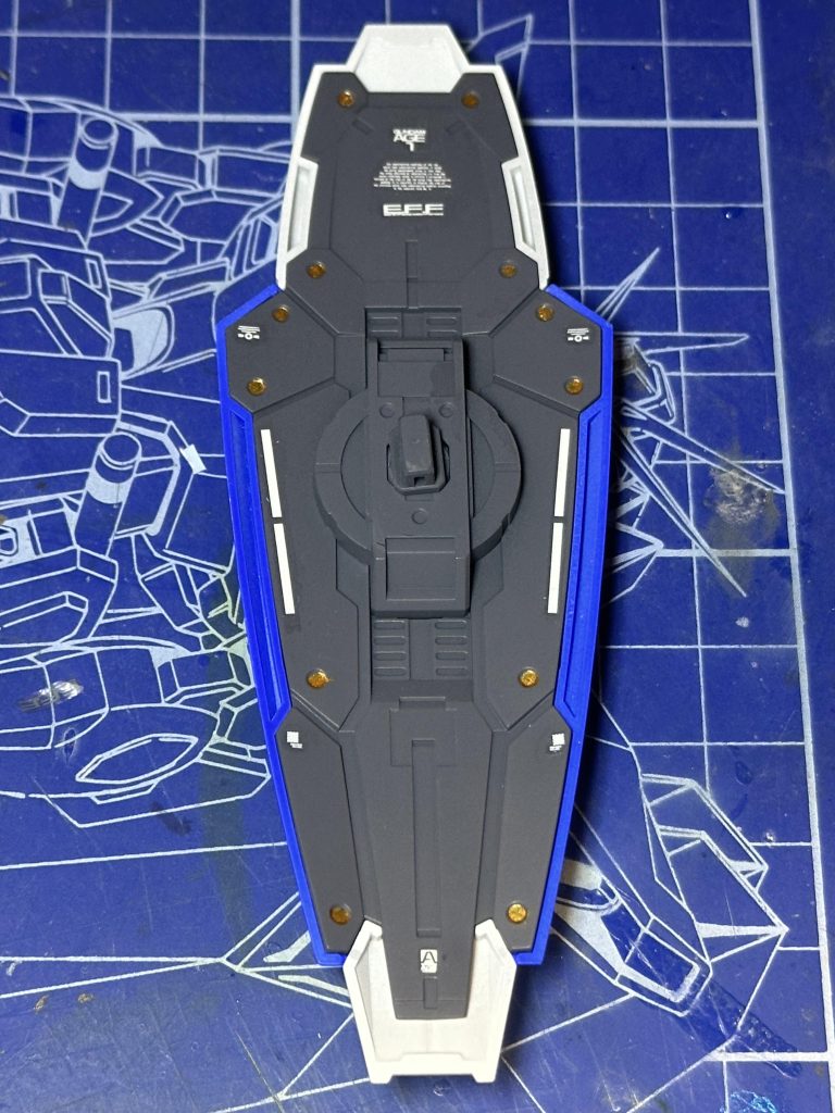 シールド裏。やってみたいと思っていたシールド裏のデカールワークとモールドの部分塗装。写真撮った時のチラ見せが映えますねー!これからもやろう。