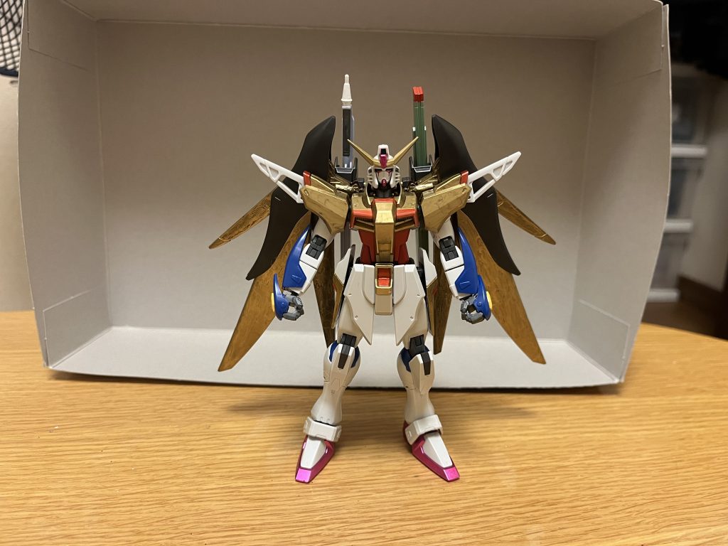 機体名:デスティニーガンダムセレーネ全高:18.08m重量:85.04t元々は、当時ザフト軍に在籍していたシン・アスカが使用していた高性能MS「ZGMF-X42S デスティニーガンダム」だったが、シンがそれを超える最強のMSに乗り換えてからは、彼の手によってルナマリア・ホークに託され、彼女の専用機として調整されている。略称は、デスティニーS。パイロットは、ルナマリア・ホーク。※ただし設定は、原作とは異なるIF版です。経緯ルナマリア・ホークは、シンにとって士官学校時代の同期にして、彼にとっては恋仲でもあった。シンがオーブから呼び出された後、拷問を受けていた事を知らず、彼とは別の理由でオーブの上層部に呼び出されたのだが、案の定シンのように拉致監禁されてしまい、シンのように拷問まではされなかったものの、彼女もまたDG細胞を植え付けられてしまう。その後、シンに助けられてオーブを抜け出す事になるのだが、これが原因でルナマリアもまた、オーブへの不信感を爆発させる事になり、加えてシンがオーブから受けた仕打ちを知って涙するも、同時に再びシンの優しさに触れた事で、シンへの信頼と愛を再認識するのであった。そんな経緯でシンの派閥組織「リベンジャーズ」にも志願しており、彼との長い付き合いもあってか、派閥の王でもあるシン本人と対等に話せる立ち位置におり、いわゆる古参幹部ポジションになっているものの、一部の幹部メンバーとの折り合いが悪い。ちなみに、MSの操縦技術もシン・アスカ(IF版)ほどではないが、大幅に高まっており、アスラン・ザラをも上回る。本来であれば原作ではシン専用機として建造されているデスティニーガンダムに搭乗しながら、その性能を最大限まで引き出せるほど(DG細胞によるドーピングではなく、ルナマリア自らの実力によるもの)。