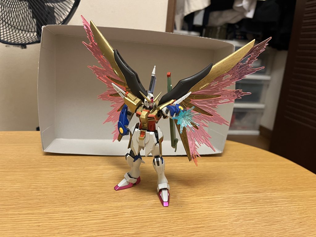 各種性能武装や機能は、通常のデスティニーガンダムから大きな変化はないが、超強化型だけあって、武装の攻撃力と機動力を中心に、あらゆる性能が大幅に高められている。攻撃能力通常のパンチとキックの攻撃力も高められており、PS装甲にすらダメージを与えるほど。防御力・耐久性VPS装甲の防御力も格段に上がっており、通常のビームライフル程度の直撃にも無傷で耐えるほど。ただし、DG細胞を使用するMSに共通する「MSが受けたダメージがパイロットにもフィードバックする」という欠点は存在する為、引き続き被弾には注意が必要である。機動力・スピード重力下でも飛行可能なだけでなく、従来のデスティニーガンダムが持つ光圧式スラスター「ヴォワチュールリュミエール」は、加速性能が大幅にパワーアップしており、亜光速の速さで動くMSにもある程度は反応できるだけの運動性と機動力を獲得している。武装MMI-GAU26 17.5mmCIWS×2頭部に2門内蔵されている機関砲。MA-BAR73/S 高エネルギービームライフル×1インパルスガンダムが装備していたものの改良モデルであり、ハイパーデュートリオンに対応したエネルギー供給システムを採用し、高い威力と速射を実現しており、不使用時はリアスカートのラッチにマウントされる。対ビームシールド×1インパルスガンダムのシールドと同様、上下に伸縮して防御面積を増やす事が出来るが、本機はビームシールドに加え、VPS装甲の常時展開によって物理攻撃に対する高い防御力を備えているので、このシールドはフェイルセーフ用の装備としての意味合いが強い。MX2351 ソリドゥス・フルゴール ビームシールド発生装置×2両側の手甲に搭載された光学防御タイプのビームシールドであり、これを発生させる事で、高出力ビームを防ぎ切る防御力を発揮する。RQM60F フラッシュエッジ2ビームブーメラン×2簡易的なドラグーンを搭載しており、ある程度は軌道の操作が出来る他、ビーム刃を延長してビームサーベルとしても使用可能。投擲武器としての威力も申し分無く、対ビームコーティングシールドを容易に切断する。ただし、万一このブーメランを迎撃される等して失った場合、接近戦において取り回しの良い武器を失ってしまうので、使い所を上手く見極める必要がある。MMI-X340 パルマフィオキーナ掌部ビーム砲×2剥き出しのビームジェネレーターに近いデバイスになっており、主に密着状態での砲撃に使用する。マルチレンジというコンセプトのデスティニーならではの実験的兵装であり、過去にこの様な装備をした例は無く、故に戦術バリエーションは未知数で、パイロットの発想次第で様々な応用が可能とされ、砲撃以外にもビーム刃の形成もできる。本機の最強火力であり、戦艦クラスですら一撃で撃沈するほどの凄まじい威力を誇り、後に登場するブラックナイトスコードのFT装甲(高出力ビーム射撃を無効化する特殊装甲)ですら破壊可能とするほど。背部ウイングユニットMMI-714 アロンダイトビームソード×1艦船の装甲や機関部の破壊を視野に入れて設計された「対艦刀」だが、対MSも想定に入れた設計がされており、MS戦でも高い有用性を発揮する。刀身に長大なビーム発振器を内蔵した構造で、斬撃兵器としては大型戦艦さえも一刀両断できる破格の切断力を誇り、デスティニーの高速移動を活かした一撃離脱戦法が最も適している。一方で、実体剣としての威力を高めた結果として、全長は機体の全高を上回るほどで、そのあまりの大きさから両腕での使用が前提となる為、使用するには駆動部の高い剛性と柔軟性が必要で、実質本機専用の武装。不使用時は二つに折り畳まれて収納される。M2000GX 高エネルギー長射程ビーム砲×1使用時はマウント部の取手を展開し、マニピュレーターでグリップを保持する。莫大な電力配給によって、凄まじい威力と大出力を誇り、加えて速射性能も優秀な為、かなりの高速サイクルでも使用可能。不使用時は二つに折り畳まれて収納される。ヴォワチュールリュミエール背部ウイングに搭載された光圧式スラスターであり、光の翼を展開する事で、凄まじい機動力を生み出す。ミラージュコロイド背部ウイングに内蔵されたミラージュコロイド発生器であり、空間に散布したミラージュコロイドに本機を映し出し、残像として形成する事で、あたかも分身した様に見える幻惑効果を発揮する。主に、光の翼を展開した高速機動時に使用され、本機のスピードとの相乗効果により敵を翻弄する。光線屈曲技術を応用した一種の立体映像(ホログラフィ)技術であり、この機能が使用されると敵機側では目視において特定機体を補足する事が困難となり、レーダーは複数の機体が出現したように振る舞い攪乱されてしまう。しかし、その実態はデスティニーが持つ最大最強の装備にして真骨頂と言うべき代物であり、その真の力とは「本当に分身すること」であり、これまでの「あたかも分身した様に見える幻惑効果を発揮する」「機体の背後に分身が追従する」という表面上のスペックによる生温い代物ではない。具体的には「本体とは独立して動く分身を同時に大量展開し、敵を捕捉不能に陥れる」「数十機単位のデスティニーがドラグーンの如く全方位から同時に襲いかかる凄まじい超高速強襲戦法」というMSの性能差を覆すほどの神業である。他にも、劇中では分身で僚機の姿を隠す事で「敵の射線を遮りつつ、僚機が攻撃準備に入ったり、体勢を立て直したりする時間を稼ぐ」などの連携やサポートの恩恵を与えられる。