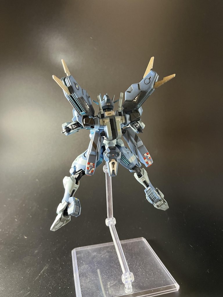 デカールも細部に散りばめ、貼り方を変えて楽しみました。