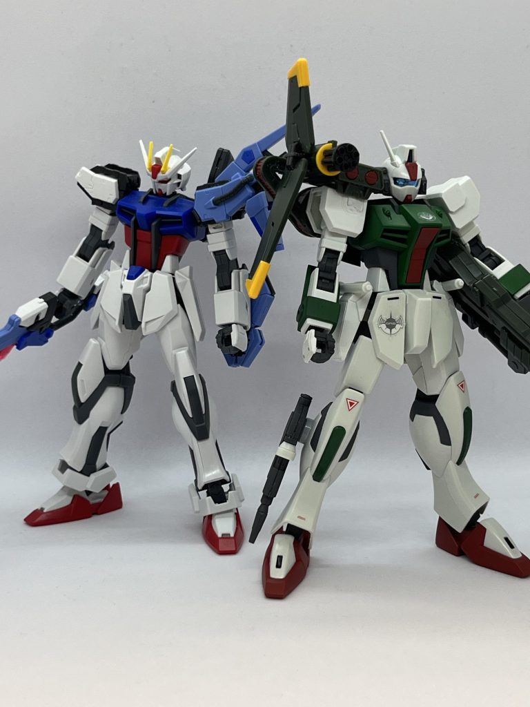 前回作成したソードストライクと並べると、色と武装の対比ができていい感じです！