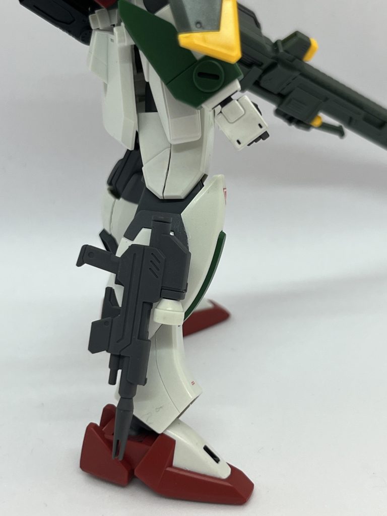 ビームカービンは足の横に装備できる様に、ビームカービンと足に磁石をいれて、取り付けができる様にしています。