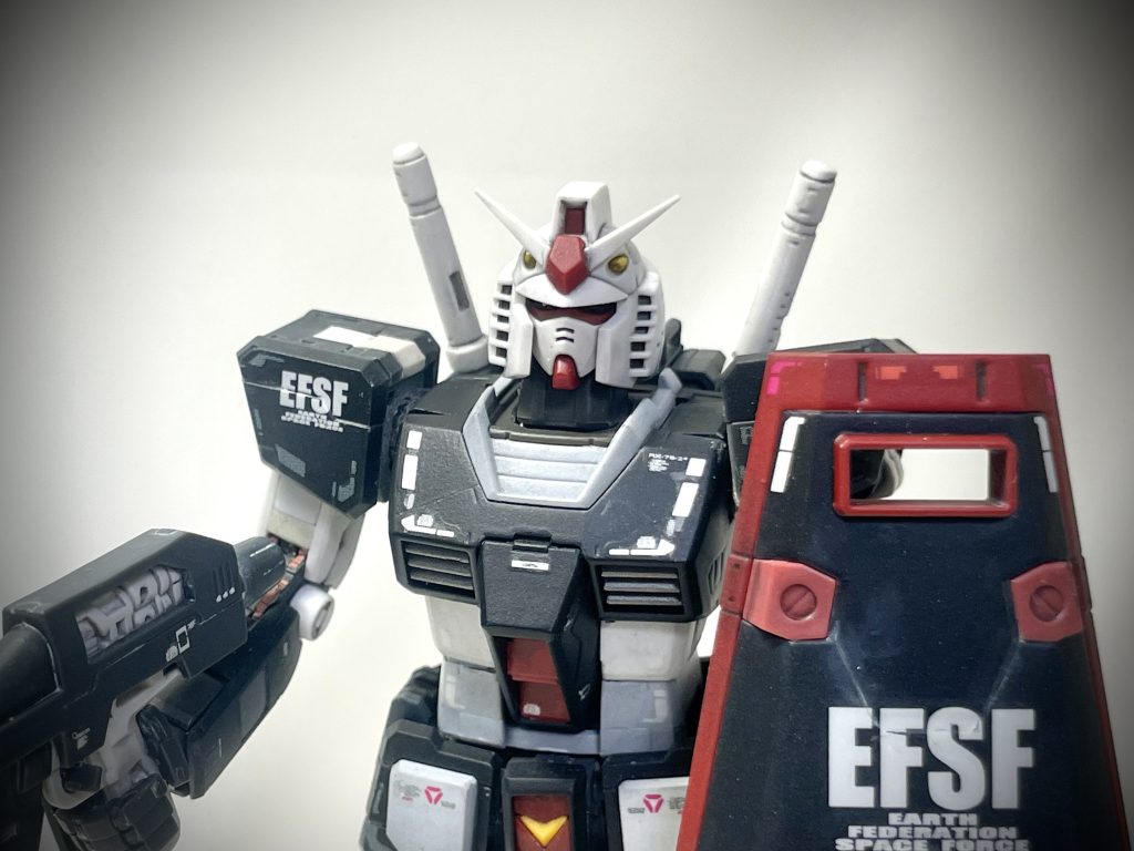 シールドのスミ入れというか立体塗装がブレブレになってしまいました。