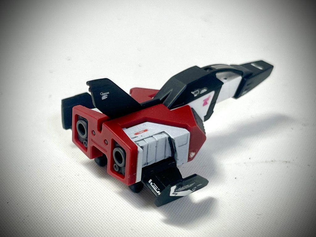 窓枠のマスキング、けっこうしんどかった。老眼には辛い小ささです。