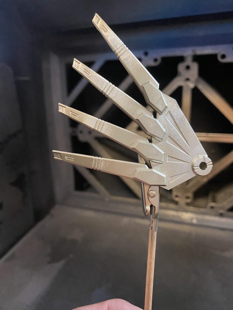 メタルゴールドスプレーを吹いたらザラザラに……明らかに失敗なのですが、結果的に良いアクセントになったので、何が活きるかわかりませんね。