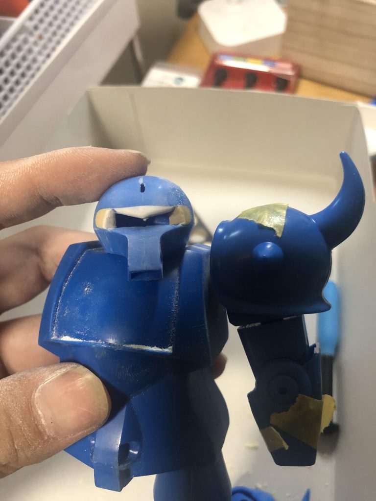 とりあえず顔はなんとかしないと、、という事でモノアイレールをグフらしい形に