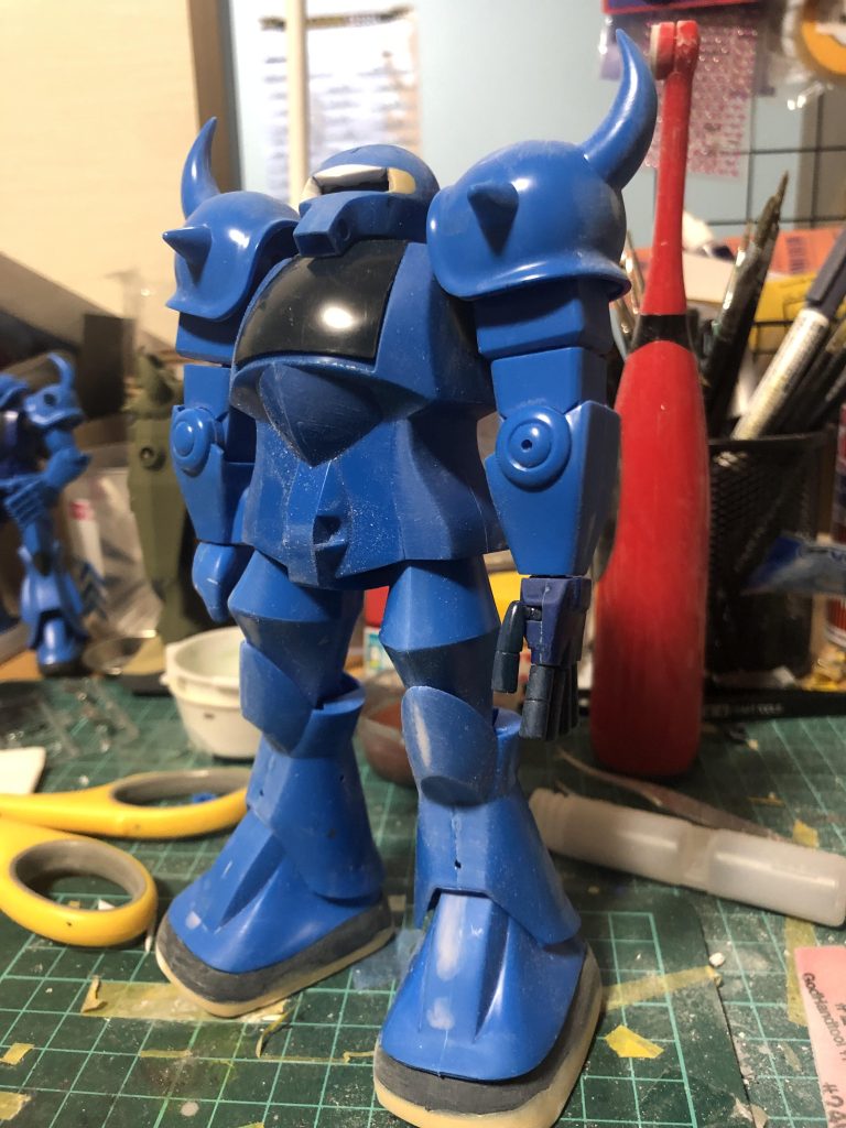 頭の位置は接続を変更して下げてます。肩の接続部をあげて、スパイクアーマーの位置も少しあげて怒り肩に元の鼻が割と長めなので位置変更するだけでもだいぶ設定画に近いた顔になるかと上半身が強そうになったので足の裏に2ミリのプラ板2枚貼って4ミリ延長太ももはそのまんまでいったけど今思えばパテ盛りしてボリュームアップすれば良かったと後悔永遠にヤスリがけをしてた1週間でした。