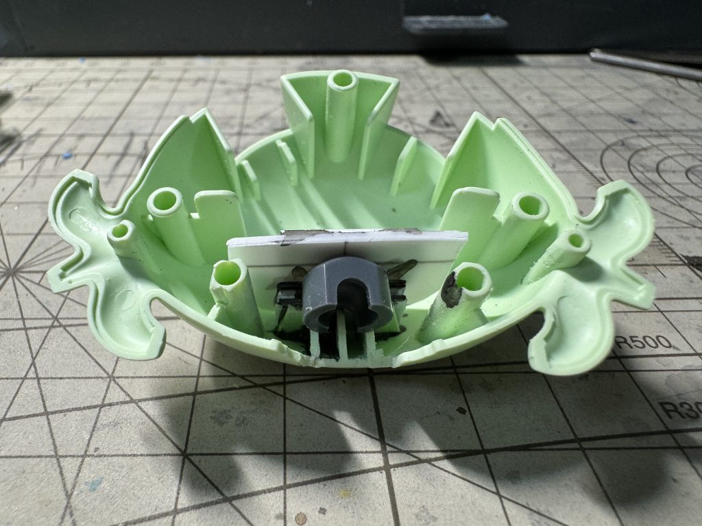 プチッガイの胴体とのドッキングにはボールデンアームのジョイントを使用。しかし首元の毛のようなものとか胸毛とかが干渉しているので可動域は皆無…　