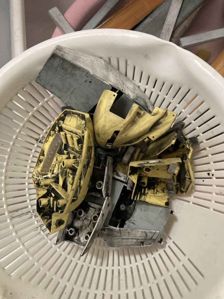 割れたパーツは諦めて、フロントアーマーは作り直しました。