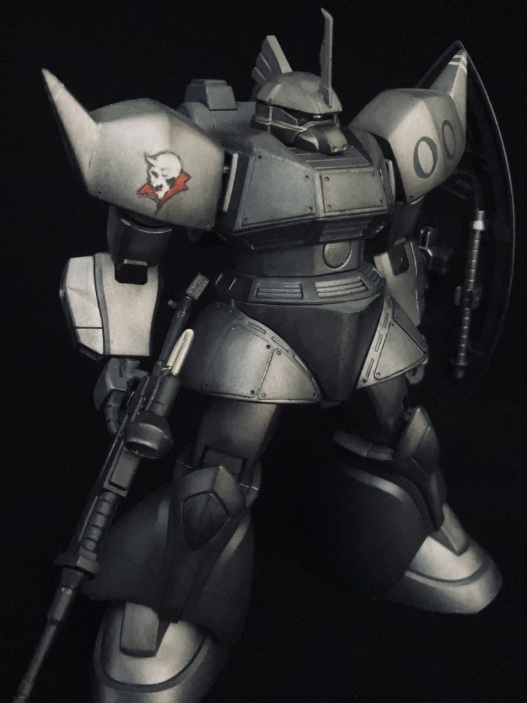 ジョニーライデン高機動型を使用。　キットの頭部は、なだらかなデザインなのでアンテナ横の前後に走るラインをクッキリシャープな印象に鼻横を削りボディーはフンドシ追加。ドクロ等マーキングはペイントです