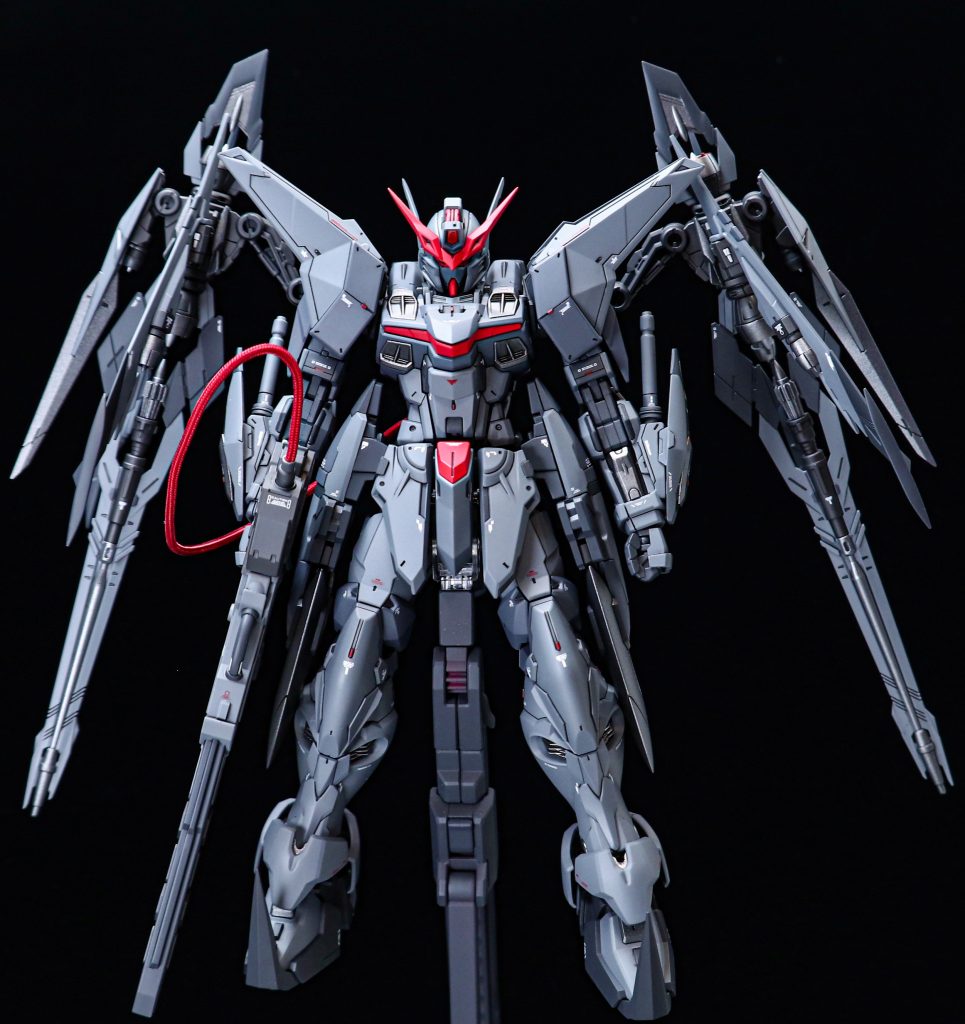 正面写真 腕部にはMGストライクフリーダムのビームシールド基部を取り付け腕部との間にビームサーベルを取り付けました。サイドスカートにはＥＷシリーズ用拡張パーツセット（敗者たちの栄光仕様）からデスサイズヘル用の物を使っています。 足首から下をMGデスサイズヘルに変更していますアンクルガード全面はアウトフレームD、背面はデスサイズヘルのものです