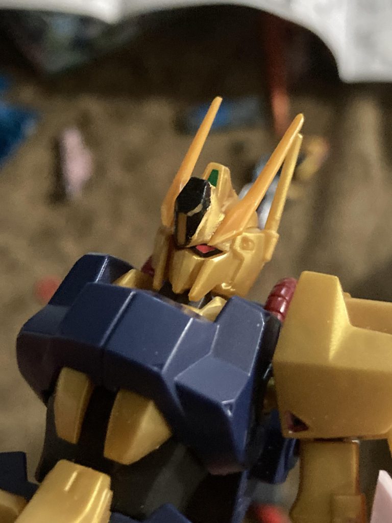 組み立て途中の頭部νガンダムのアンテナを上手いこと使ってデルタ風にしてみました。
