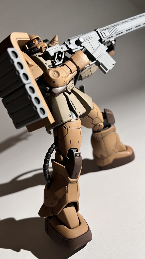 【対艦ライフル 構え】キットを開封した時点ですでに目を引く、この対艦ライフル!めちゃくちゃ大きくてカッコいいんですが、いかんせん撮影技術が足りないため、映えない構図^^;(個人的には、対艦ライフルと言えばヅダを思い浮かべます)