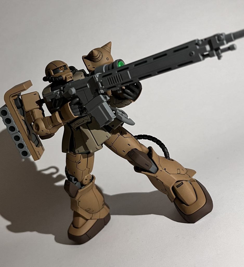 【対艦ライフル 構え2】頑張ってみるも、それでも全長を捉えることはできず…^^;センサーのHアイズがキラッとして良いアクセントになっています。ちなみにセンサーがピンクではなくグリーンである理由ですが、完全に個人の好みです。