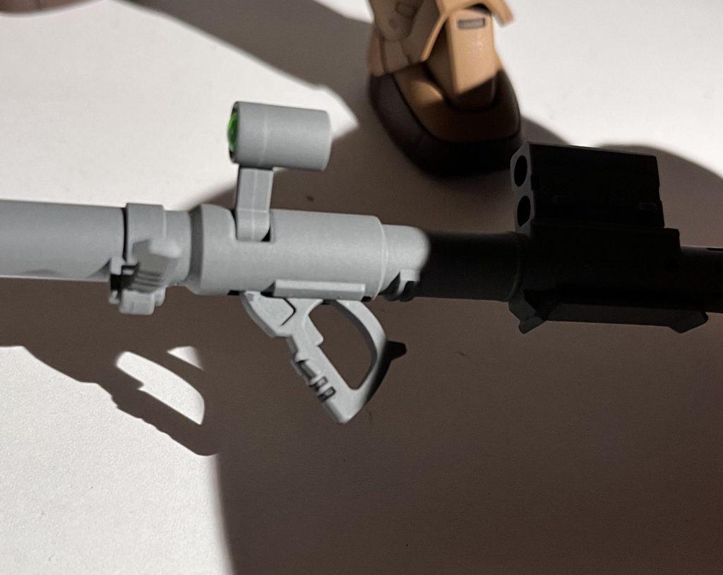 「おい、バズーカはどないしてん。ザクと言えばバズーカやろ?」という声が聞こえてきそうです。ハイ、私もそう思います。撮影時に気づいて、大やらかし。バズーカのトリガーを前後逆さにつけてました…もちろん瞬着で接着しているので、どうしようもありません(zaku-kao9)そのうち、トリガー部をヤスってリメイクしようかと考えています。心の中では号泣です。これも勉強…勉強…