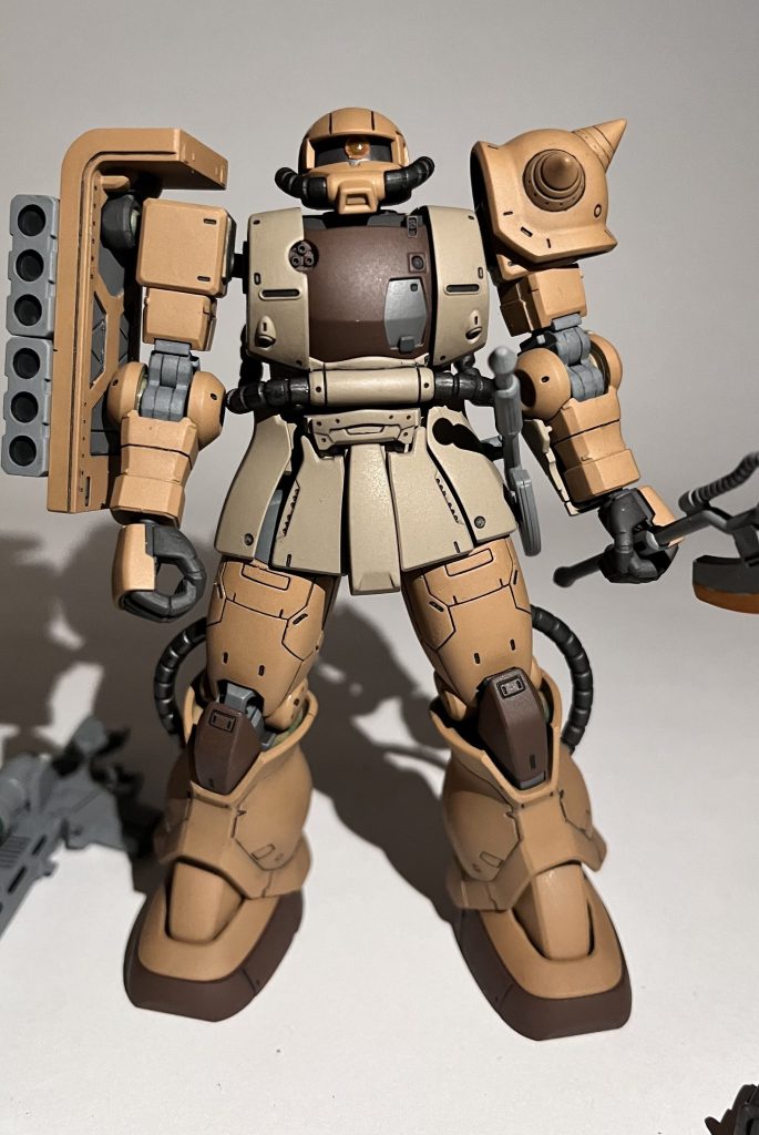 オリジンザクは、ぱっと見のモールドが非常に多く、仮組みの時点で「これホントにHG?」ってな印象でした。スミ入れするだけでもメチャメチャ決まります。武装も豊富で楽しいですよね。今回も全て既製品の塗料で配色しています。イメージとしては、PS2ソフト「機動戦士ガンダム 連邦vs.ジオン」のグレートキャニオンみたいなカラーを意識しています。-------------------------メインカラー:Mr.カラー C119 RLM79サンドイエローサブカラー:Mr.カラー C529 IDFグレー2(-1981 ゴラン高原)バックパック:Mr.カラー C55 カーキ膝部装甲、つま先等:Mr.カラー C41 レッドブラウン関節:Mr.カラー C602 佐世保海軍工廠標準色足裏:Mr.カラー C28 黒鉄色バーニア:タミヤエナメル X-11 クロームシルバー武器:Mr.カラー C608 暗灰色2075(N4)ヒートホーク刃:AQUEOUS H92 クリアーオレンジモノアイレール、襟:C521 テーアシュバルツ RAL9021バズーカマガジン内部:タミヤエナメル XF-85パイプ、マシンガンベルト:Mr.メタルカラー ダークアイアンスミ入れ:タミヤ スミ入れ塗料(ブラック)ーーーーーーーーーーーーーーーーーーーーーーーーー全工程後、水性プレミアムトップコート(つや消し)を使用。その他、モノアイや武器のセンサー部にHアイズを使用しています。