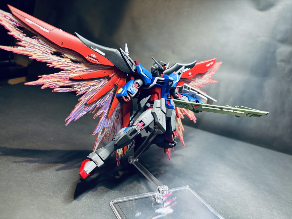 ボワチュールリュミエールの翼部分は安直にトランザムホロレッドで塗りましたが結果的に正解でした。先人の知恵凄い。 