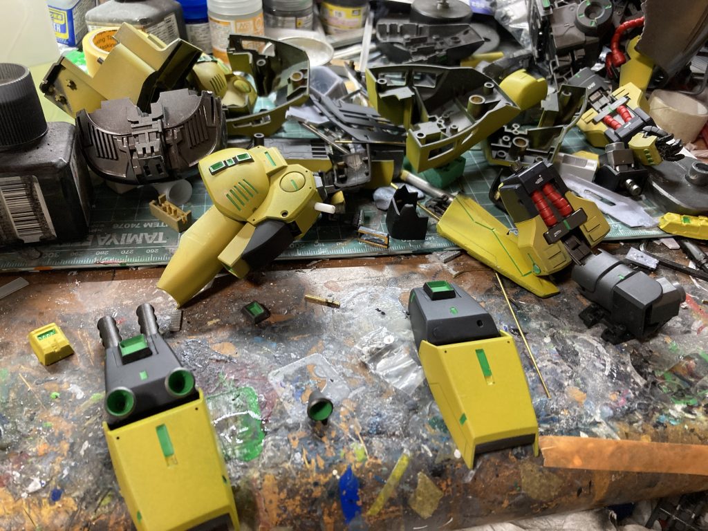 瞬間接着剤で修理されてたみたいであらゆる箇所についた瞬着を落とし、削って塗装が手間暇かかりました。逆を言うとここまでボロボロになっても直るもんですね〜