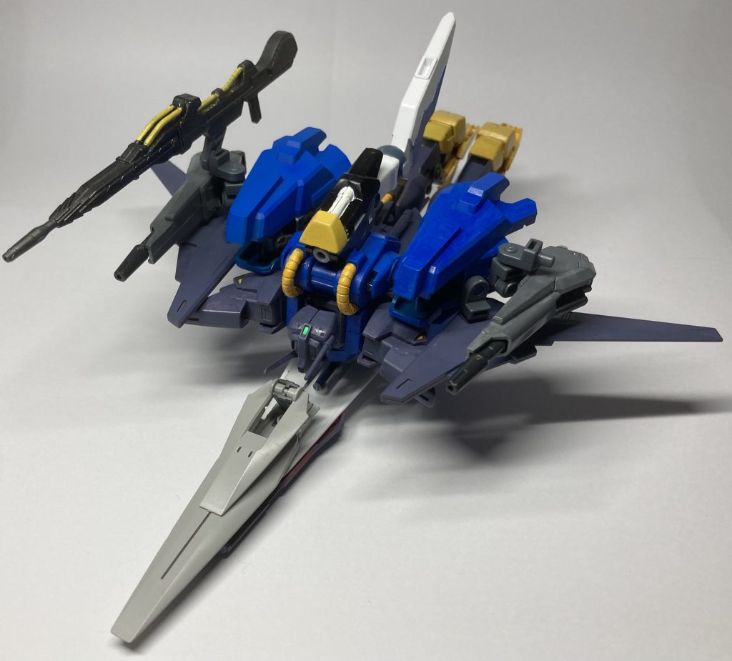 ウェイブライダー形態ライトニングガンダムフルバーニアンに影響を受けているので、少しバックウェポンシステムのような感じになっています!機首部分はデルタ系列機と同じ様にシールドの先端になっています!(先端をよく見てみると隠しギミックがあります…!気付いたら是非コメントしてください!)