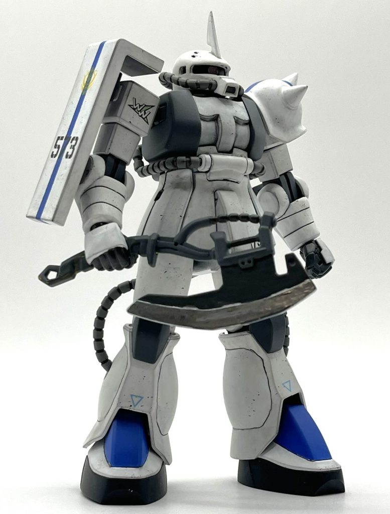 武装は専用の大型ヒートホークを装備していた設定のようなので、オーバースケールのMGランバラル旧ザク付属の物を持ってきました。キット付属のハンドパーツと持ち手を削り微調整して握らせました。