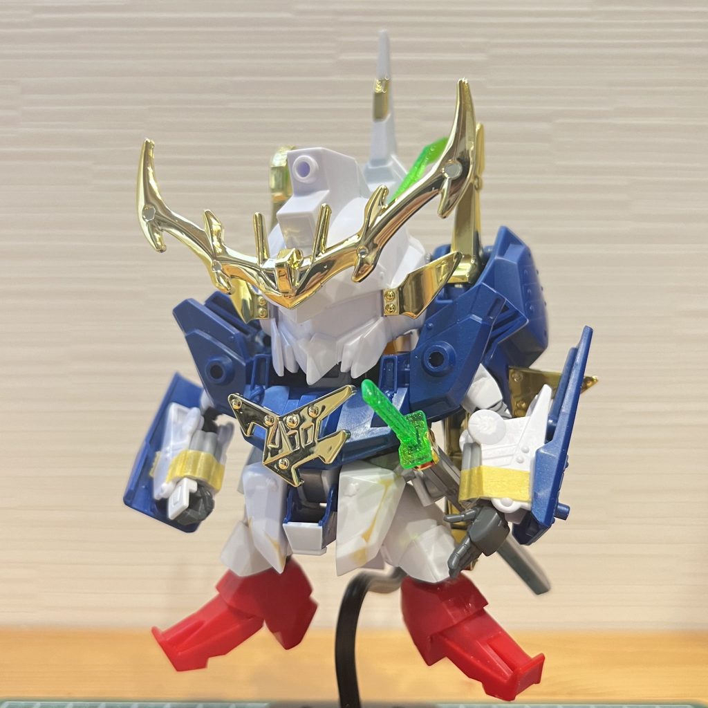 ▲製作途中の全身見ての通り、基本的には元パーツを活かしています。腕は可動を作りたかったので、余っていたHGUC F91の腕を軸に装飾を加えています。ガトリングを太くして密度感を高めています。膝部分は疾風剣士精太を移植しました。ゼータ系SDの近代改修に便利ですね、この子。フロント・サイドアーマーは元キットを延長・拡大させ、長くなった脚とのバランスをとりました。