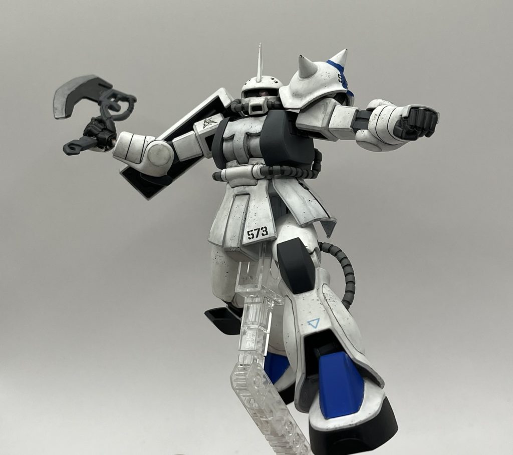 エナメル系の黒でスミ入れした後、クレオスのウェザリングカラーのマルチグレーでウォッシングした後、ドライブラシ、チッピングを施し基本工作のアラを誤魔化しました。いつもどんな色の機体でも基本マルチブラックでウォッシングするのですが、白い機体だとどうしても汚過ぎてしまい加減に難儀していました。そこで今回マルチグレーを投入してみましたが、かなり満足のいく仕上がりになりました。今後明るい色の機体にはマルチグレーを活用しようと思います