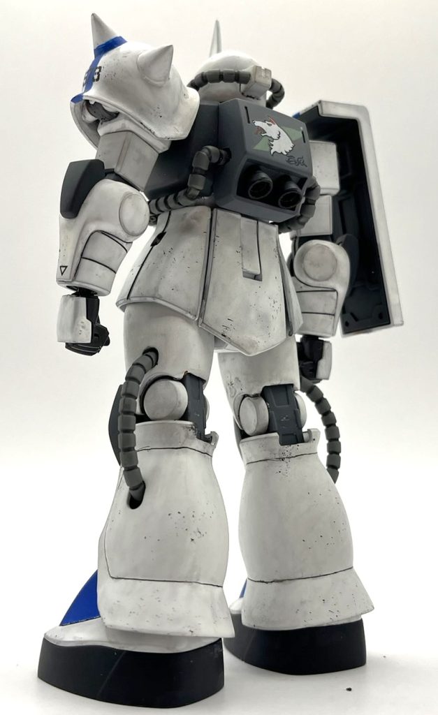 旧HGUCザクは個人的には下記が好きになれないです。・頭長が高く、モノアイレール幅が大きい・短足・ひざ下からのデザインがシンプル過ぎる・ランドセルにバーニアが無い上記の改善を目的に以下工作を施しました。・頭部は上下分割部をやすり掛けですり減らし、低頭＆モノアイレールを狭めた・腿を延長(何mmかは失念)・スネとふくらはぎ部にスジボリ追加・HGUC旧ザクのバックパックに換装・頭部上下含め、各部後ハメ化＆合わせ目消し
