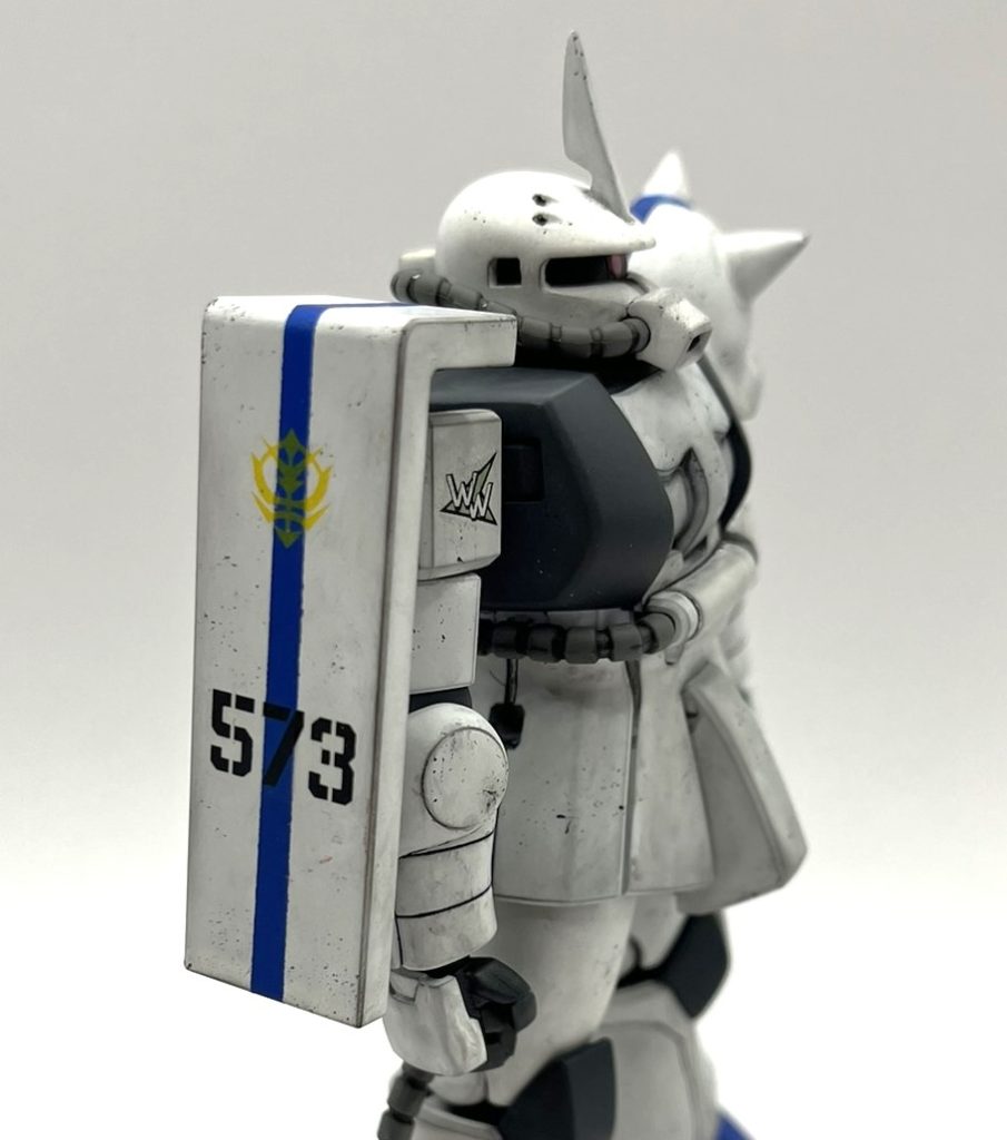 FS型と言うと地上運用のイメージが個人的には強いですが、シン・マツナガは1年戦争中ずっと宇宙にいた認識で、さらにマツナガ専用FS型は宇宙用装備をオミットしていないという設定を見ましたので、地上汚れは施しませんでした。