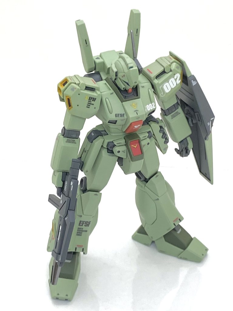 ノーマルジェガンと成型色を比べますとこちらの方がやや暗めの色合いで明るい成型色のノーマルタイプに比べると透ける心配はなさそうです。ただ、暗い成型色は接着しますとどうしても白化しやすくなり、案の定目立つ白化になりましたから説明書のレシピ通りに調色して上から軽くエアブラシで吹いています。合わせ目は肩と脛ぐらいなので大したことは無いのですが・・・各部にスラスターがあり、その色がオレンジなのでその塗装は大変面倒でした(オレンジは発色し難い色なので)。バーニアの内部は今回もエナメルのクリアーカラーなのですが、いつもの筆塗りではなくエアブラシで吹いてはみ出した所を溶剤で拭き取りました・・・綺麗に質感が出ました。