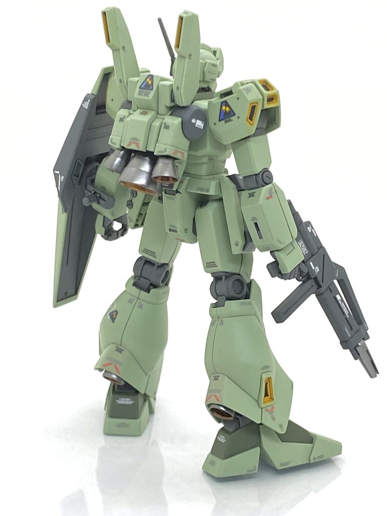 次に細部を筆塗りしていくのですが小さい箇所が多くて結構大変でした。しかもプレバンの物ですから説明書がカラーではなく、わからない箇所が非常に多いのでMGの説明書見ながら塗っていきました。特に肩のマウントラッチは・・・細い筆で息を止めながらちょいちょい塗っていきます(笑)。スタークジェガンに換装を前提としているからなるべくは凹ディテールはグレーで塗り、墨入れもグレー系にしてメカ感を出せたと思います。