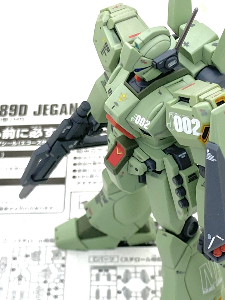 最後は説明書と。ノーマルジェガンとなるべく同じデカールを使いたかったのですが・・・大抵は無い物が多いのでなるべく似たようなデカールを貼らないと統一感が出ない為、探すのに苦労しました。後はジェガン系では鬼門となります肩と太腿のスラスターの塗装でオレンジをラッカー系、内部を黒にしてそれほど寄れずに塗装が出来てホッとしました。 ジェガンD型をいつか作る為にMGのデカールを部品請求で頼んでおいたのは大正解でサイズが多少違っても貼る位置を気を付ければ何とか貼れる物です。いぶし銀的な存在ですが大変作りやすいのでまた再販してもらいたい物です・・・中々ジェガンも手に入れにくい状況ですから。ご覧して頂きありがとうございました。