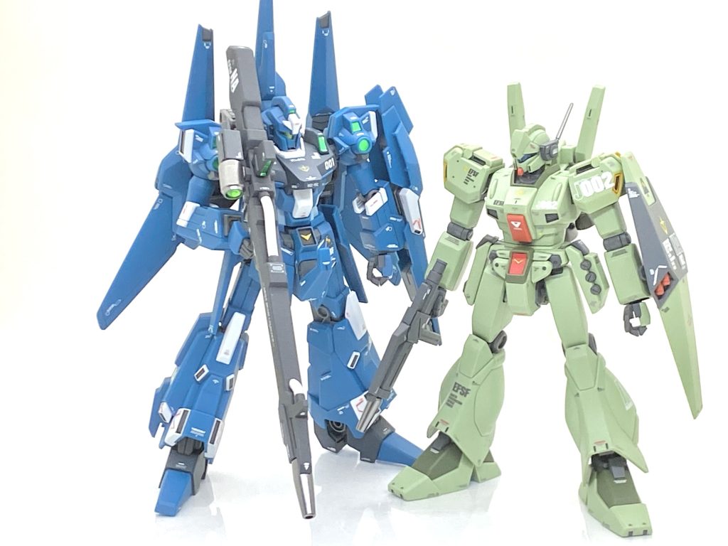 リゼル(隊長機)と。マーキングのおかげで統一感は出たと思います。