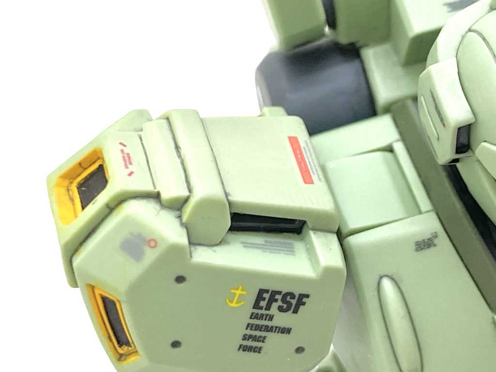 肩はモロにど真ん中に合わせ目があるのですがスラスター内部も丁寧に消して白化した部分だけ調色したグリーンをエアブラシで吹いています。