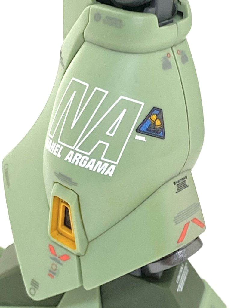 脚にもネェル・アーガマやロンド・ベルのマーキングのデカールを貼りました。ガンダムユニコーン時のロンド・ベルのマーキングはブルーのを使ってます。