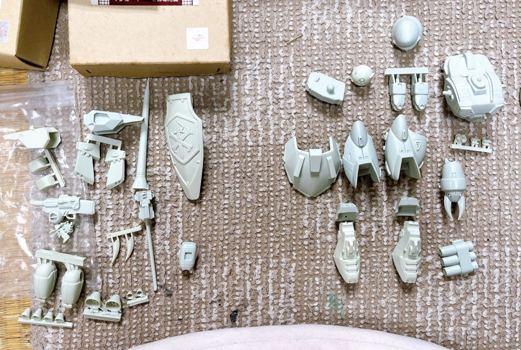 パーツ数はだいぶ少ないです。細かいパーツもそれほど多くありません。ただし、昔のガレージキットということもあって気泡やバリ等、修正しなくてはいけない部分が多々あります。具体的な修正が必要な箇所は個体差があるようですが、ほぼ全てのパーツに番手の低いヤスリをかける必要があるレベルだと思っておいた方がいいです。