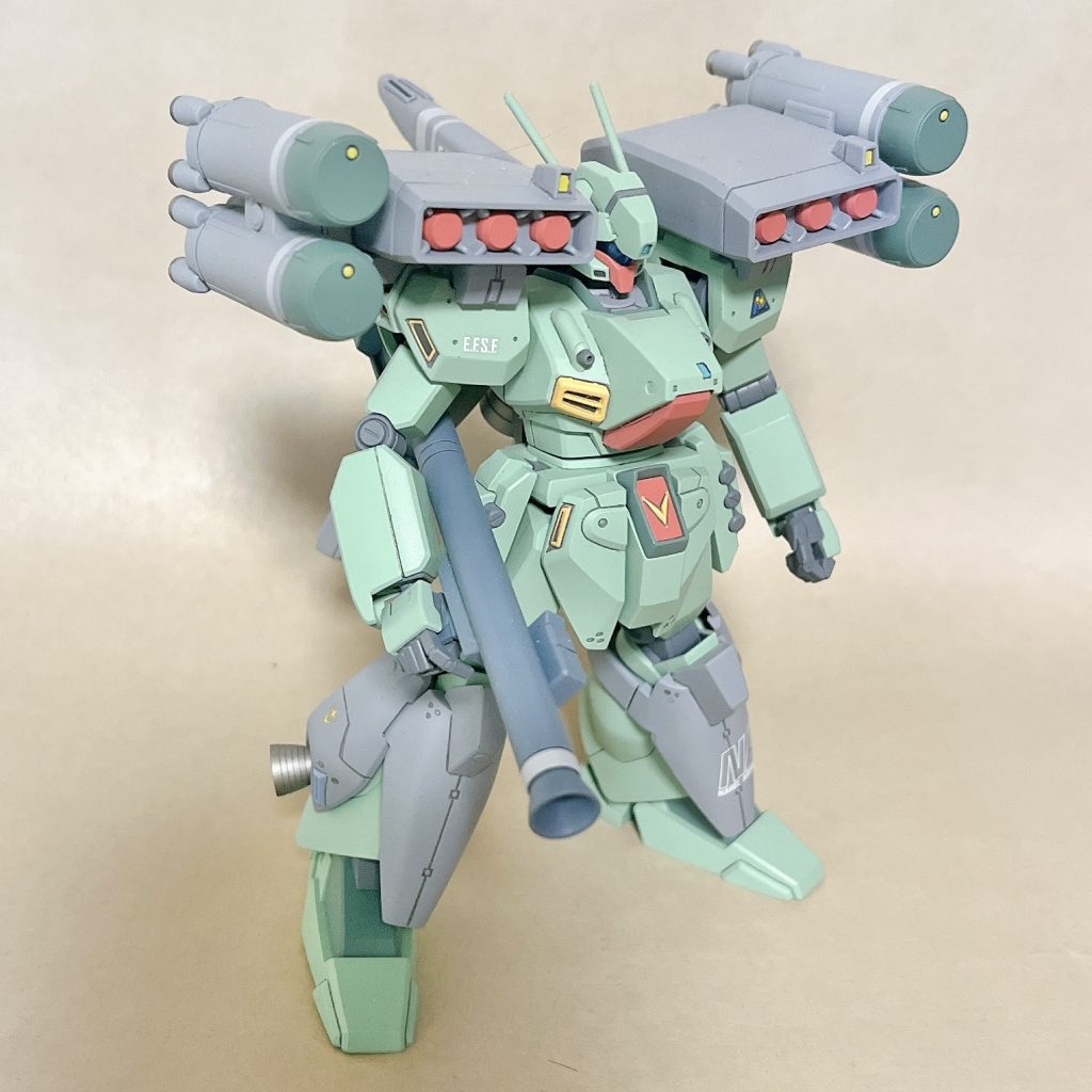 手首に角度を付ける工作により バズーカの構えが自然になった