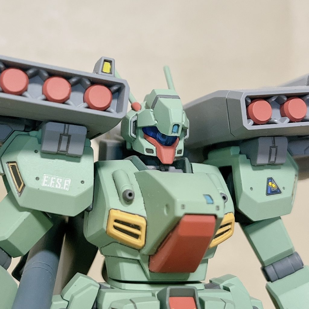 突出した複座式のコクピットが特徴的